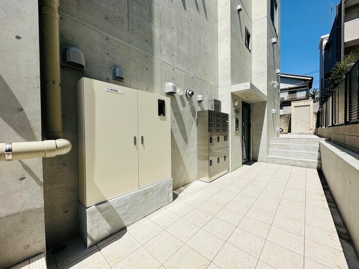 物件外観写真3　(エントランス部分)