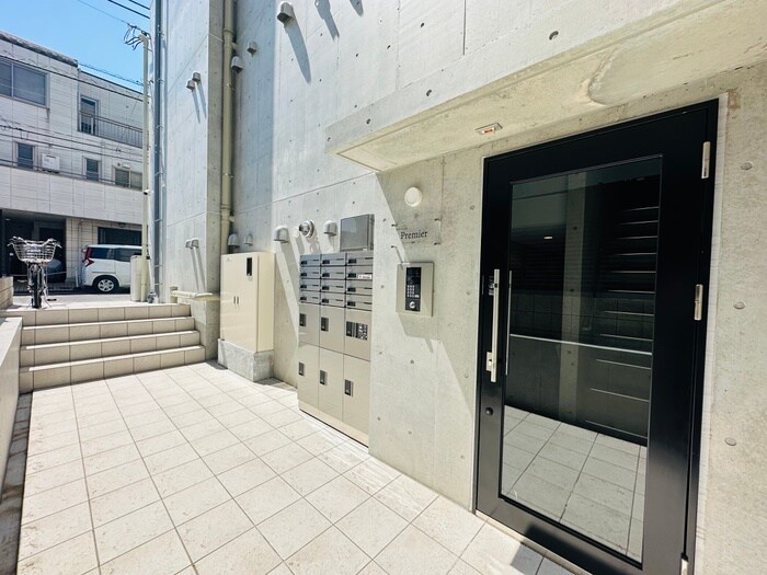 物件外観写真4　(エントランス部分)