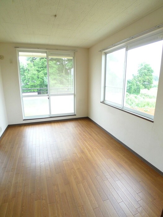 物件内観写真4　(室内からの展望)