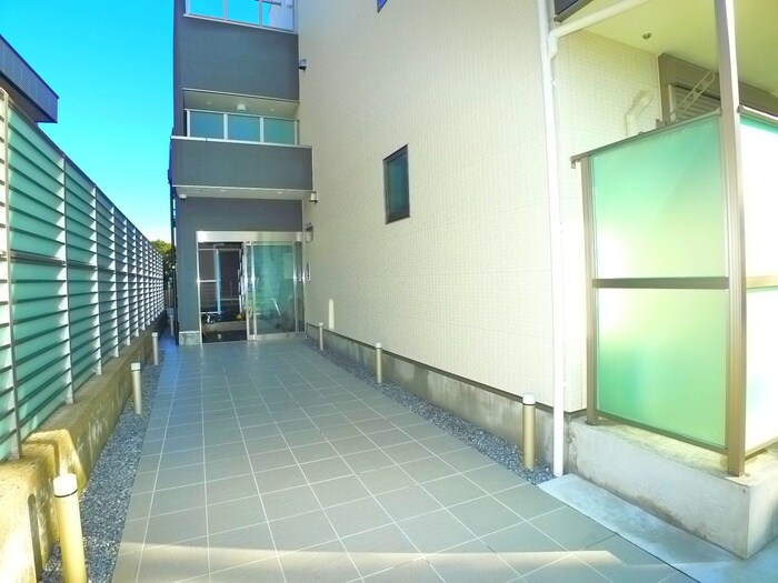 物件外観写真3　(エントランス部分)