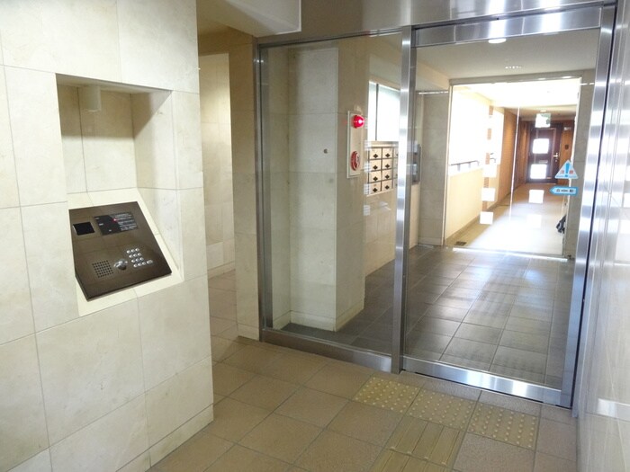 物件外観写真4　(エントランス部分)