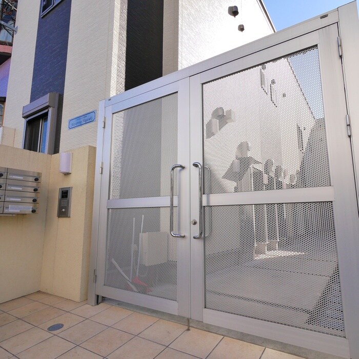 物件外観写真2　(エントランス部分)