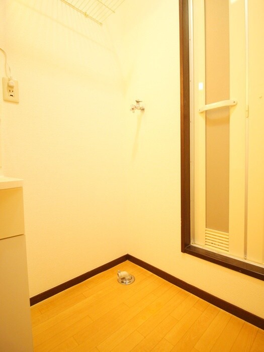 物件内観写真13　(洗濯機置場)