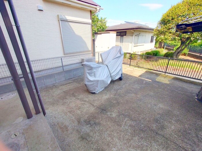 物件外観写真3　(バイク置き場)