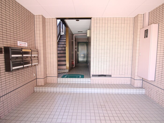 物件外観写真4　(エントランス部分)