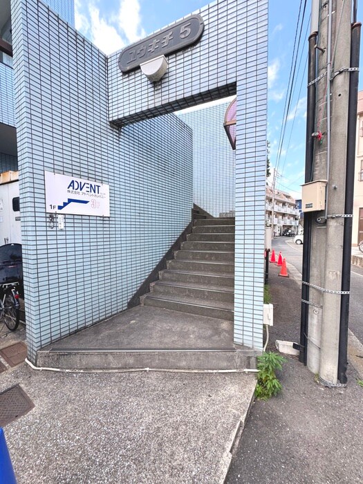 物件外観写真4　(エントランス部分)