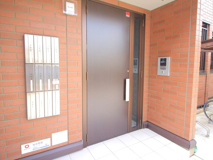 物件外観写真3　(エントランス部分)