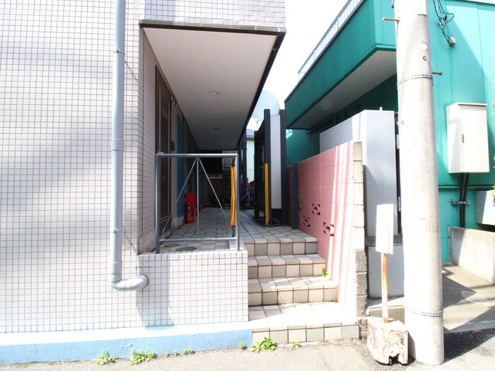 物件外観写真3　(エントランス部分)