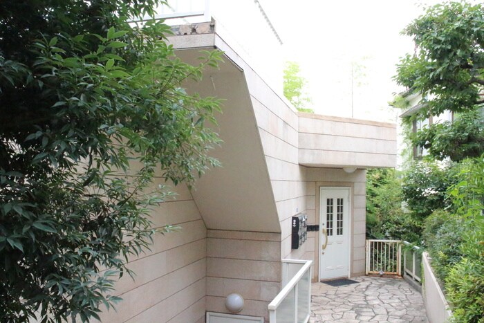 物件外観写真2　(エントランス部分)