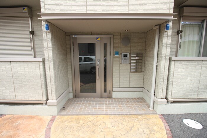 物件外観写真2　(エントランス部分)