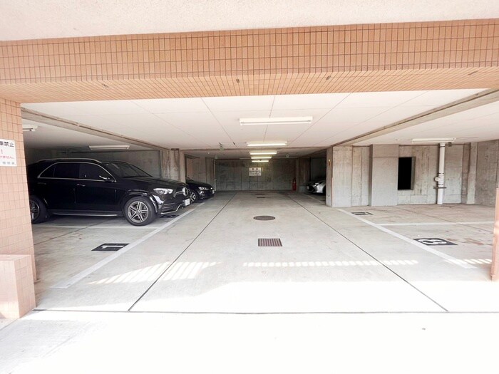 物件外観写真5　(駐車場)