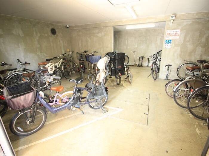 物件外観写真6　(駐輪場)