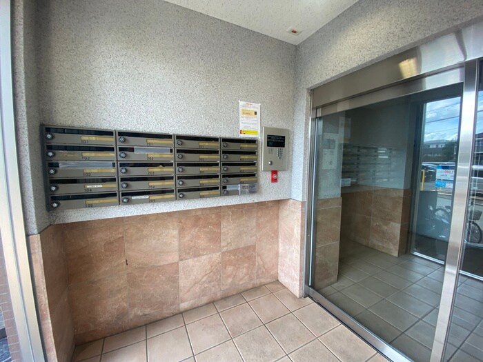 物件外観写真3　(エントランス部分)