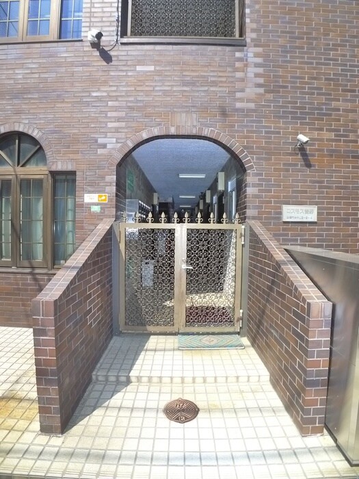 物件外観写真4　(エントランス部分)