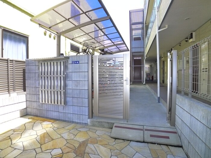 物件外観写真3　(エントランス部分)