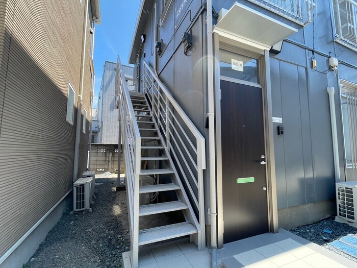 物件外観写真2　(エントランス部分)