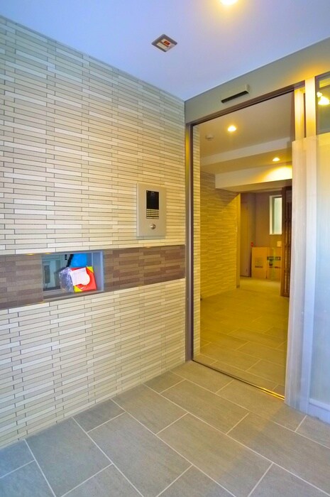 物件外観写真3　(エントランス部分)