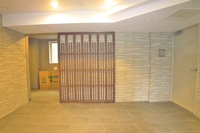 物件外観写真4　(エントランス部分)