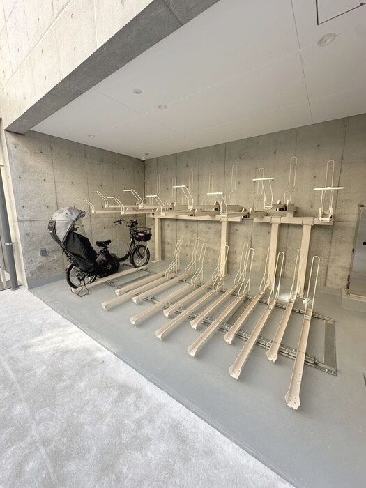 物件外観写真4　(駐輪場)