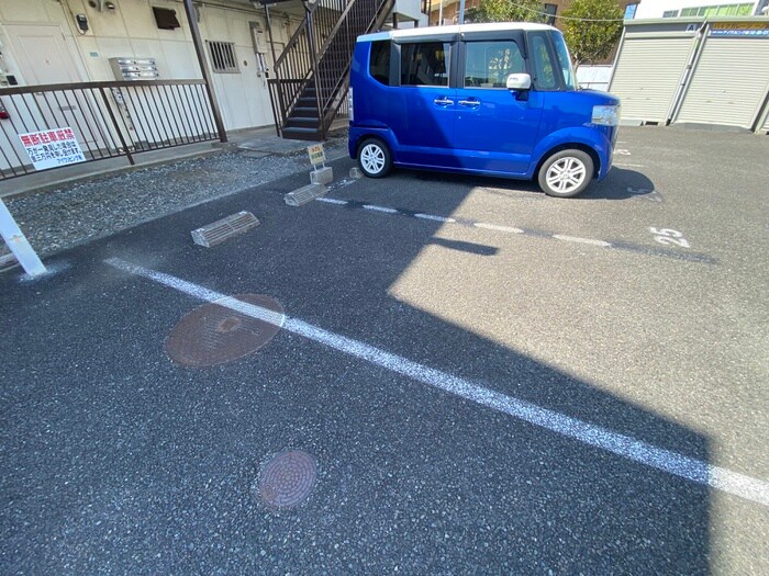 物件外観写真3　(駐車場)