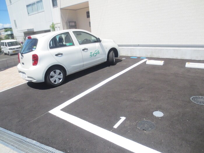 物件外観写真3　(駐車場)