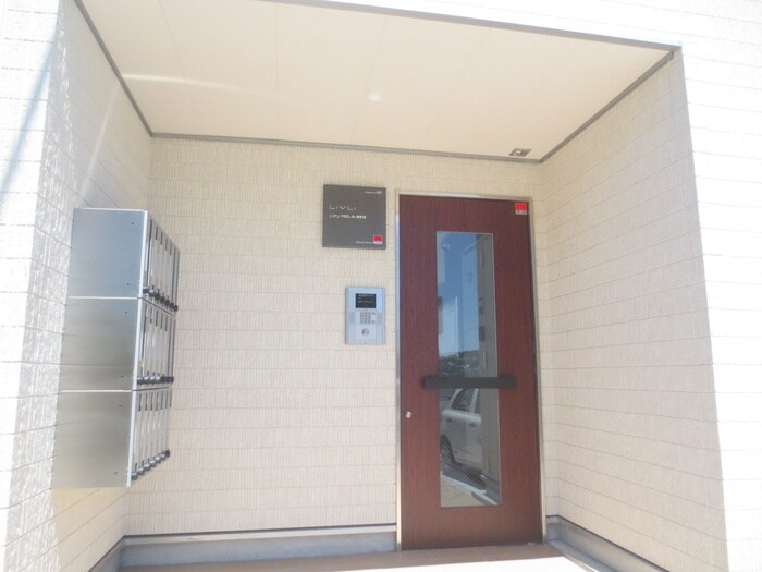 物件外観写真6　(エントランス部分)