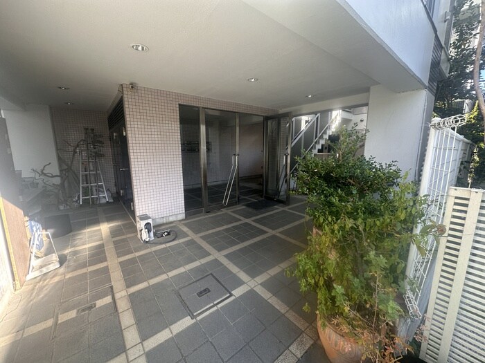 物件外観写真2　(エントランス部分)
