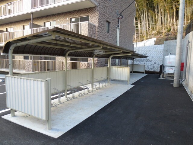 物件外観写真2　(駐輪場)