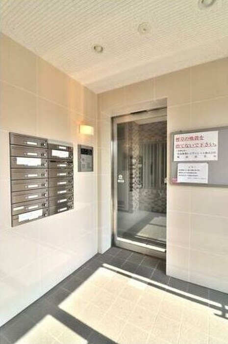 物件外観写真6　(エントランス部分)