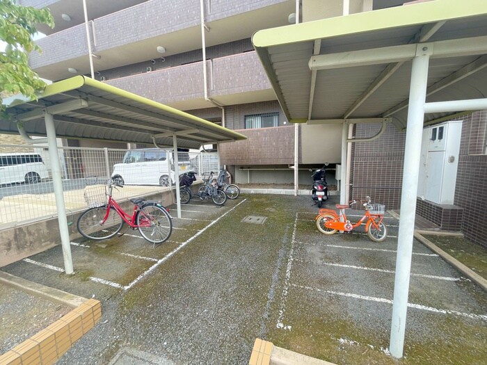 物件外観写真4　(駐輪場)