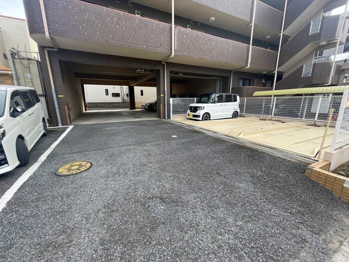 物件外観写真5　(駐車場)