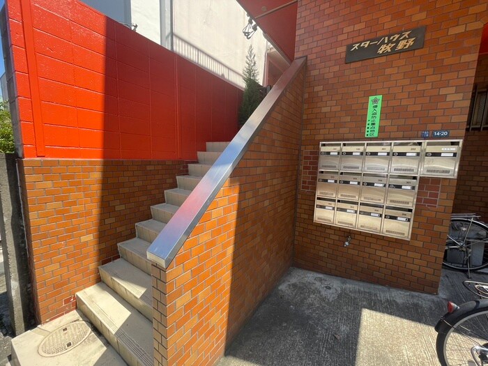 物件外観写真2　(エントランス部分)