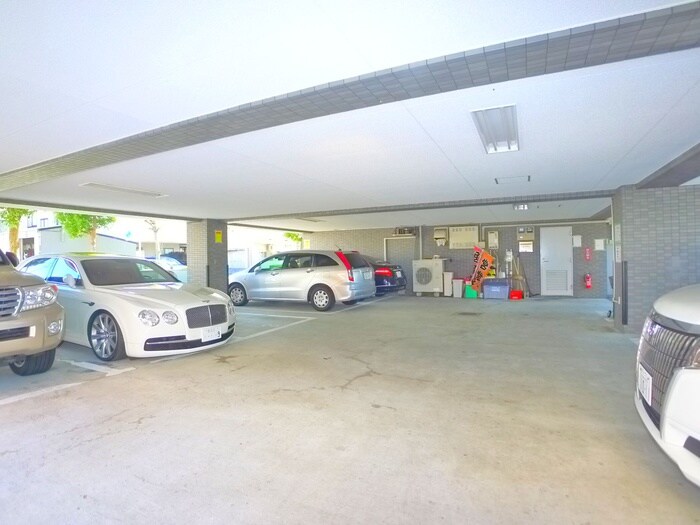 物件外観写真4　(駐車場)