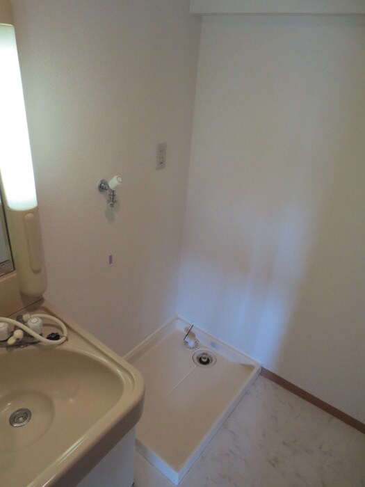 物件内観写真14　(洗濯機置場)