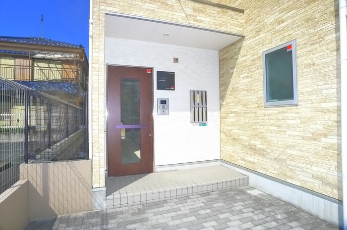 物件外観写真3　(エントランス部分)