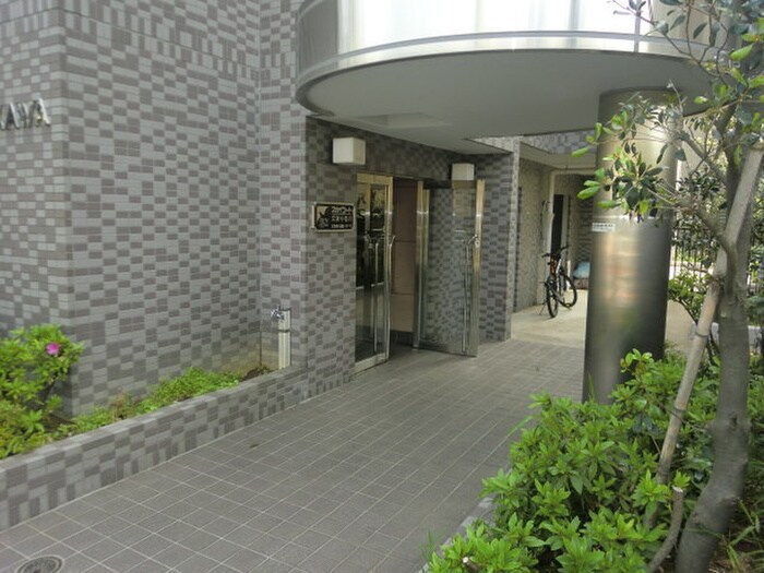 物件外観写真2　(エントランス部分)