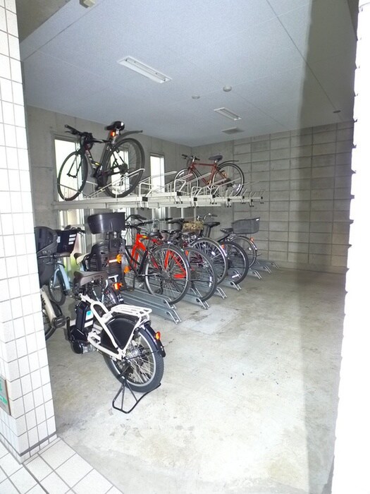 物件外観写真4　(駐輪場)