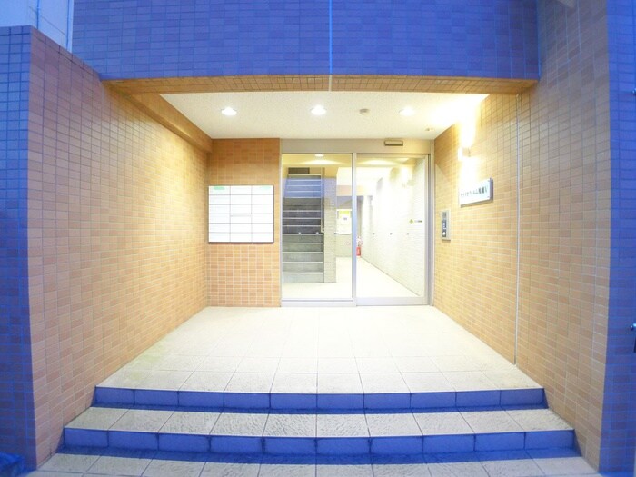 物件外観写真2　(エントランス部分)