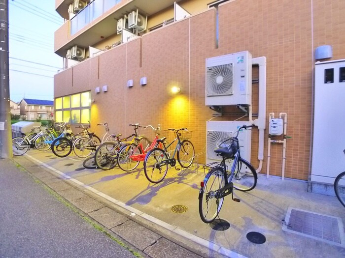 物件外観写真3　(駐輪場)