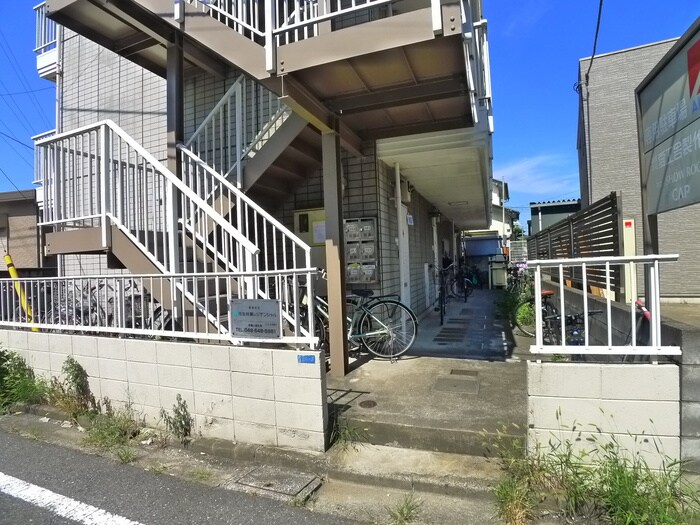 物件外観写真4　(エントランス部分)