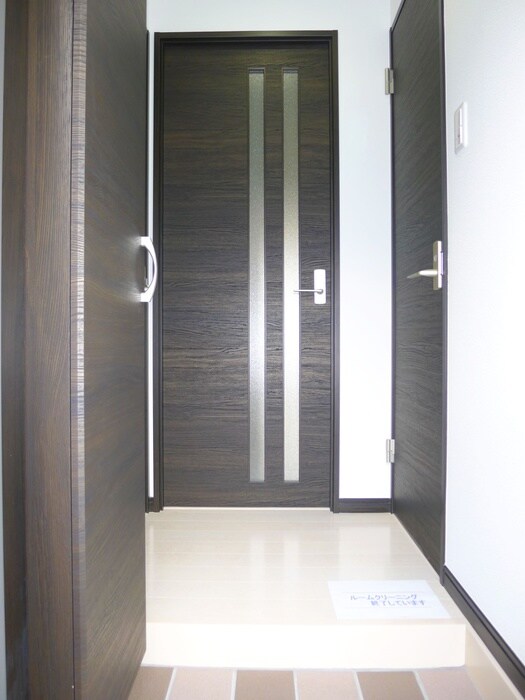 物件内観写真7　(玄関)