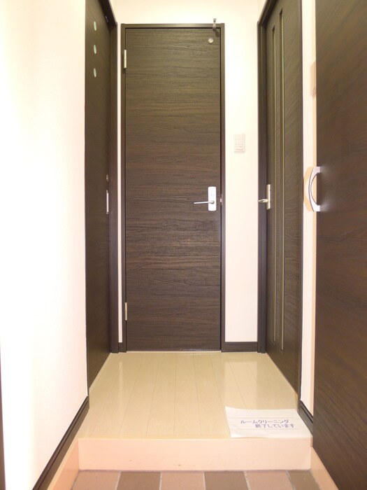 物件内観写真7　(玄関)