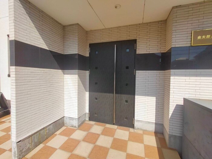 物件外観写真4　(エントランス部分)