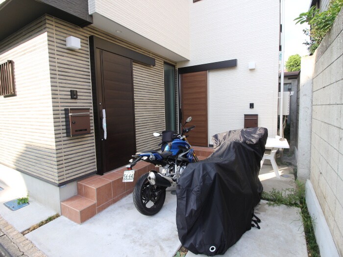 物件外観写真3　(エントランス部分)