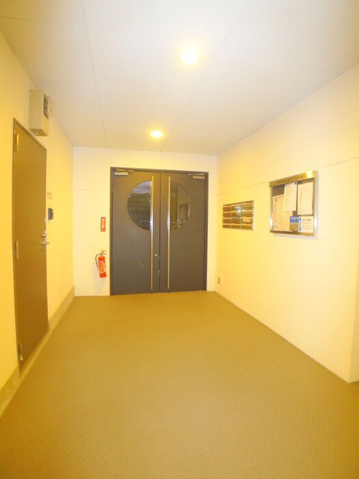 物件外観写真4　(エントランス部分)