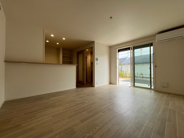 物件内観写真4　(室内からの展望)