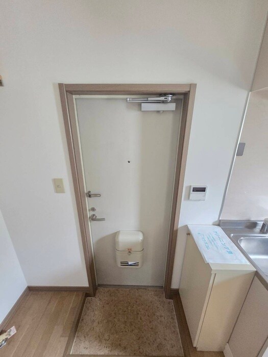 物件内観写真7　(玄関)