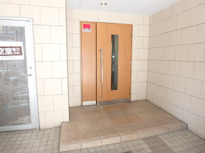 物件外観写真2　(エントランス部分)