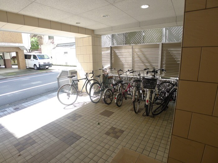 物件外観写真4　(駐輪場)