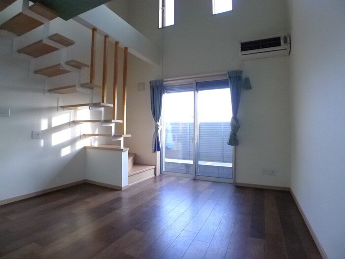 物件内観写真8　(室内からの展望)